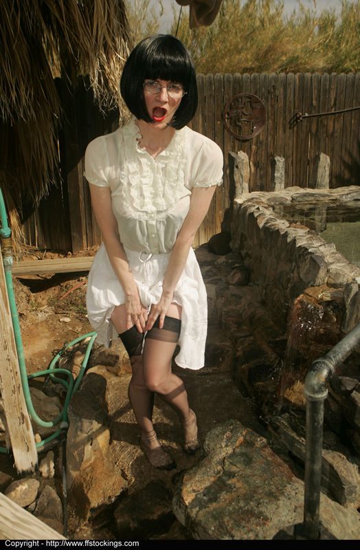 Julia needs to pee in ffstockings